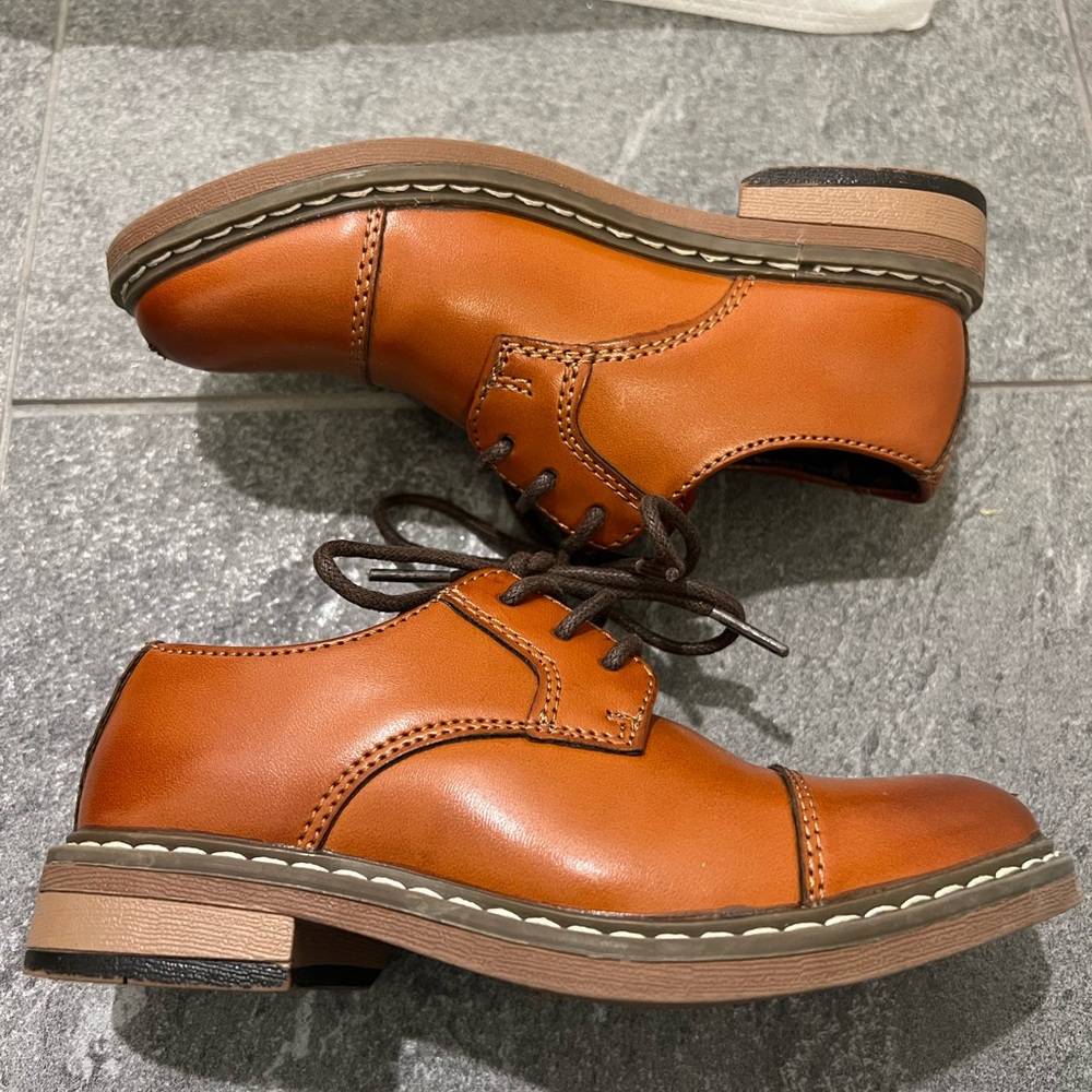 Bruno Marc Boys Dress Shoe size 9 brown - Like New
